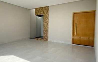 Imagem: A casa e possui 3 Dormitórios, 2 Banheiros, 2 Vagas na garagem