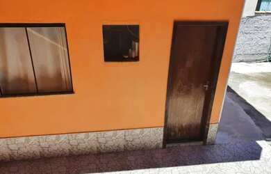 Imagem: A casae possui 1 Banheiro, 2 Vagas na garagem, 24-0m² de Área