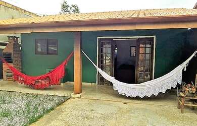 Imagem: A casa possui 2 Dormitórios, 1 Banheiro, 2 Vagas na garagem