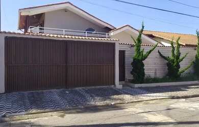 Imagem: A casa possui 3 Dormitórios, 4 Banheiros, 3 Vagas na garagem