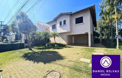 Imagem: A casa possui 4 Dormitórios, 5 Banheiros, 4 Vagas na garagem