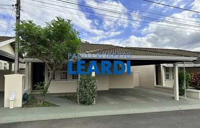 Imagem: A casa em condomínio possui 3 Dormitórios, 2 Banheiros, 3