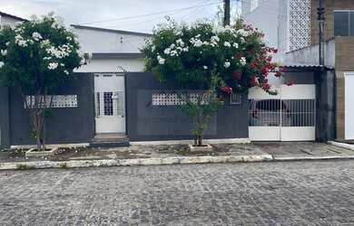 Imagem: A casa possui 3 Dormitórios, 1 Banheiro, 1 Vaga na garagem