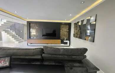 Imagem: A casa em condomínio possui 5 Dormitórios, 5 Banheiros, 2