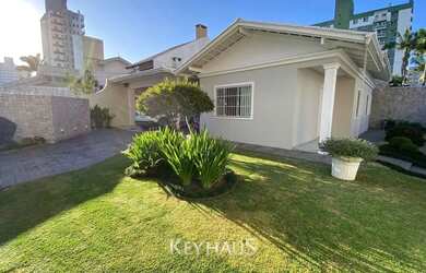 Imagem: A casa possui 2 Dormitórios, 2 Banheiros, 3 Vagas na garagem