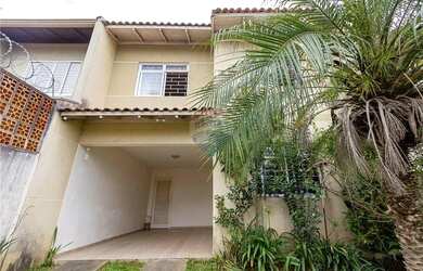 Imagem: A casa possui 3 Dormitórios, 2 Banheiros, 2 Vagas na garagem