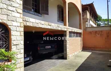 Imagem: A casa possui 4 Dormitórios, 3 Banheiros, 4 Vagas na garagem