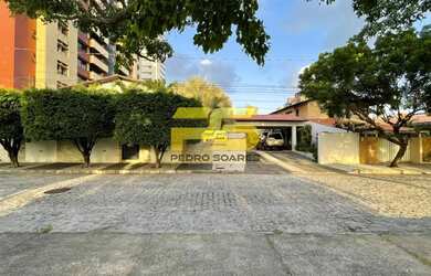 Imagem: A casa possui 5 Dormitórios, 5 Banheiros, 4 Vagas na garagem