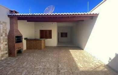 Imagem: A casa possui 3 Dormitórios, 2 Banheiros, 3 Vagas na garagem