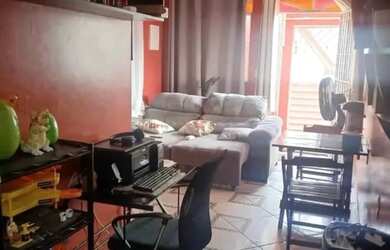 Imagem: A casa possui 2 Dormitórios e 1 Banheiro e está localizado