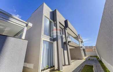 Imagem: A casa possui 3 Dormitórios, 3 Banheiros, 2 Vagas na garagem