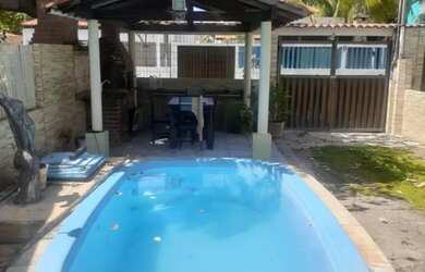 Imagem: A casa possui 4 Dormitórios, Acomodam 14 pessoas, 2 Vagas na