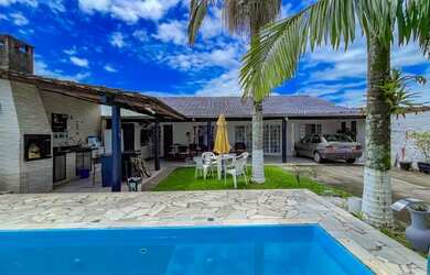 Imagem: A casa possui 4 Dormitórios, Acomodam 12 pessoas, 4 Vagas na