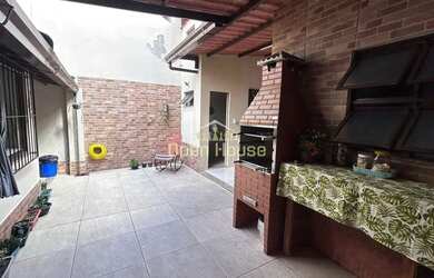 Imagem: A casa possui 2 Dormitórios, 2 Banheiros, 1 Vaga na garagem