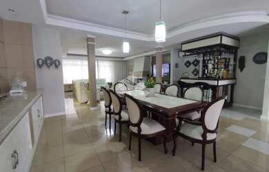 Imagem: A casa possui 4 Dormitórios, 5 Banheiros e 333m² de Área