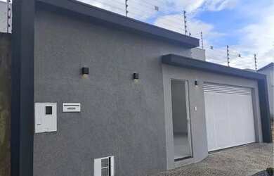 Imagem: A casa possui 3 Dormitórios, 2 Banheiros, 1 Vaga na garagem