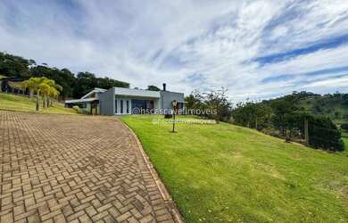 Imagem 3: Chácara com 10.000 m2 com ótima estrutura Casa principal mobiliada