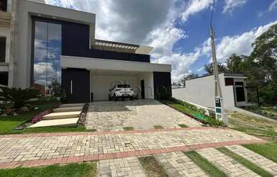 Imagem: A casa em condomínio possui 3 Dormitórios, 2 Banheiros, 4