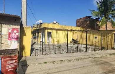 Imagem: A casa possui 2 Dormitórios, 1 Banheiro, 1 Vaga na garagem