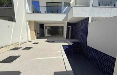 Imagem: A casa possui 3 Dormitórios, 4 Banheiros, 2 Vagas na garagem