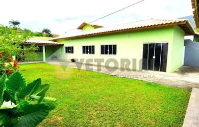 Imagem: A casa possui 3 Dormitórios, 2 Banheiros, 3 Vagas na garagem