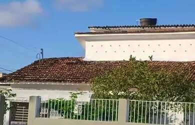 Imagem: A casa possui 4 Dormitórios, 3 Banheiros, 5 Vagas na garagem