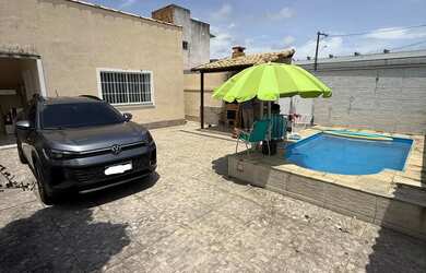 Imagem: A casa possui 1 Dormitório, 2 Banheiros, 3 Vagas na garagem
