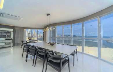 Imagem: O apartamento possui 4 Dormitórios, 5 Banheiros, 4 Vagas na