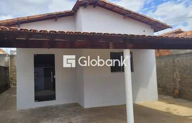 Imagem: A casa possui 3 Dormitórios, 1 Banheiro, 2 Vagas na garagem