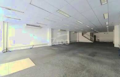 Imagem: O depósito para alugar possui 5 Vagas na garagem e 408m² de