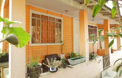 Imagem: A casa possui 2 Dormitórios, 2 Banheiros, 2 Vagas na garagem