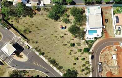 Imagem: O terreno possui 332m² de Área e está localizado em Parque