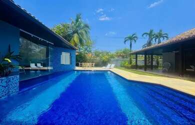 Imagem: A casa em condomínio possui 5 Dormitórios, 5 Banheiros, 3