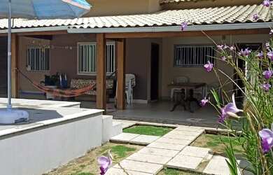 Imagem: A casa possui 3 Dormitórios, Acomodam 12 pessoas, 3 Vagas na