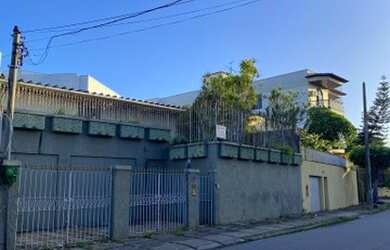 Imagem: A casa possui 4 Dormitórios, 4 Banheiros, 2 Vagas na garagem