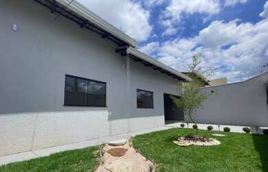 Imagem: A casa possui 3 Dormitórios, 2 Banheiros, 2 Vagas na garagem