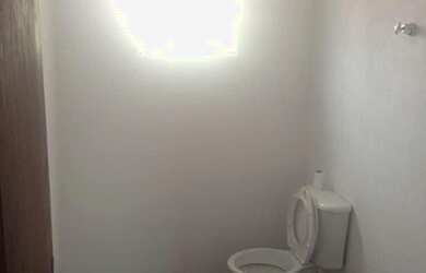 Imagem 10: Aluga Galpão com mezanino, possui 300 metros e 3 banheiros, na Vila Campo...