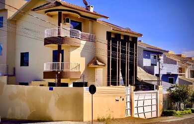 Imagem: A casa possui 3 Dormitórios, 3 Banheiros, 4 Vagas na garagem