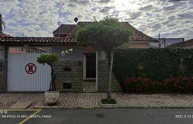 Imagem: A casa possui 4 Dormitórios, 3 Banheiros, 3 Vagas na garagem