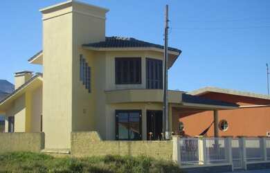 Imagem: A casa para alugar possui 3 Dormitórios, 3 Banheiros, 4 Vagas