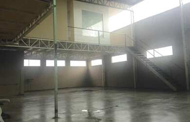 Imagem 1: Aluga Galpão com mezanino, possui 300 metros e 3 banheiros, na Vila Campo...