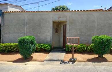 Imagem: A casa possui 2 Dormitórios, 1 Banheiro, 4 Vagas na garagem