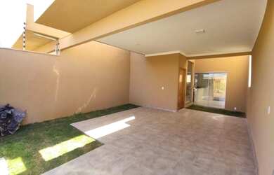 Imagem: A casa e possui 3 Dormitórios, 2 Banheiros, 2 Vagas na garagem