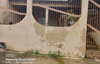 Imagem: A casa possui 3 Dormitórios, 2 Banheiros, 2 Vagas na garagem