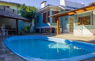 Imagem: A casa possui 4 Dormitórios, 4 Banheiros, 3 Vagas na garagem