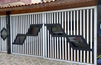 Imagem: A casa possui 2 Dormitórios, 2 Banheiros, 2 Vagas na garagem