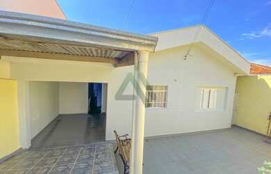 Imagem: A casa à venda possui 2 Dormitórios, 1 Banheiro, 2 Vagas na