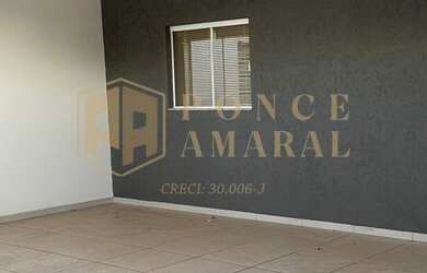 Imagem: A casa possui 3 Dormitórios, 2 Banheiros, 2 Vagas na garagem