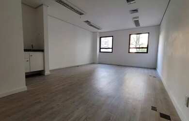 Imagem: O depósito possui 1 Vaga na garagem, 33m² de Área e está