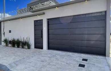 Imagem: A casa possui 3 Dormitórios, 1 Banheiro e 2 Vagas na garagem